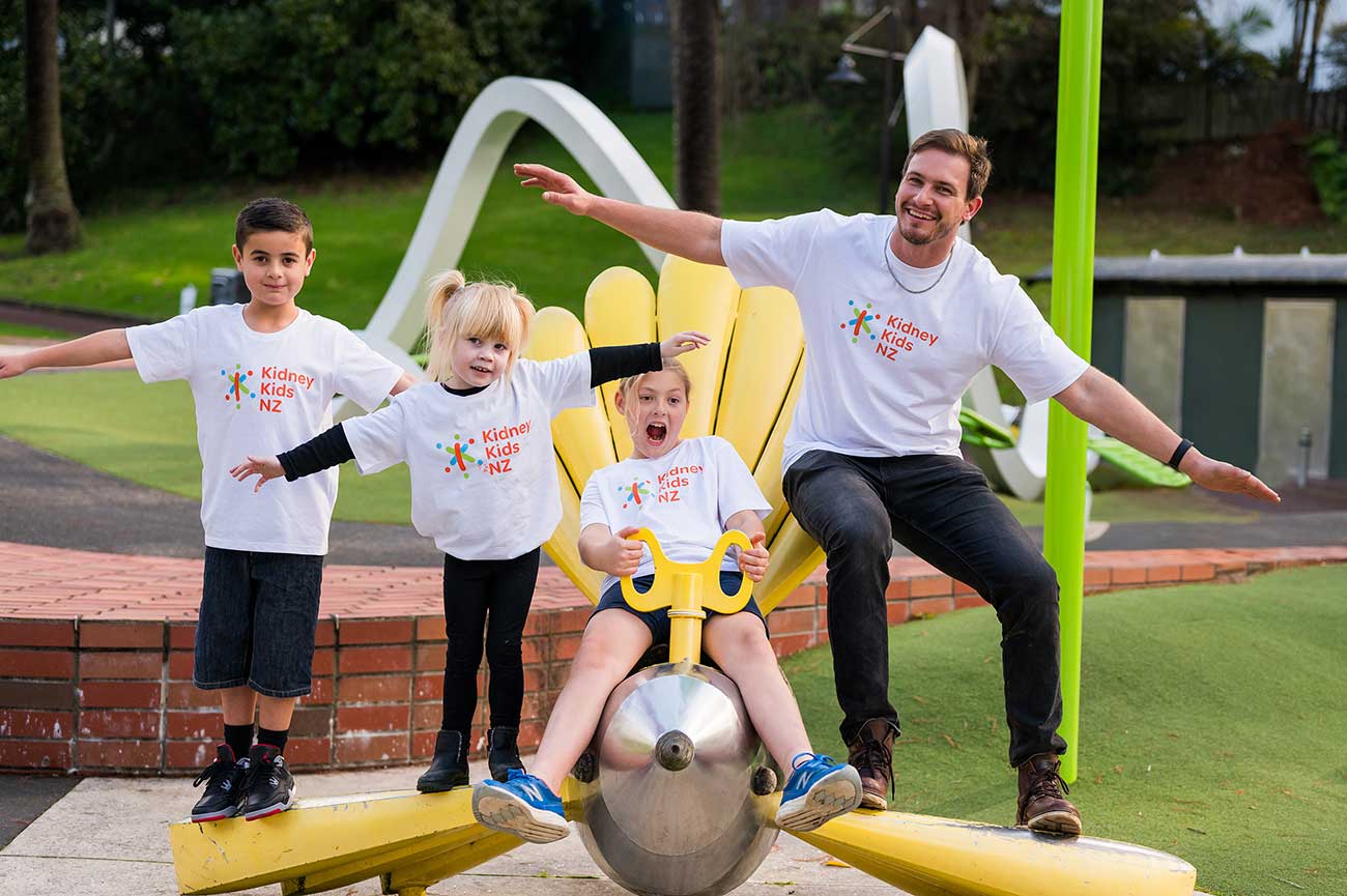 Kidney-Kids-NZ-Walter-Neilands-kids-bee-sculpture